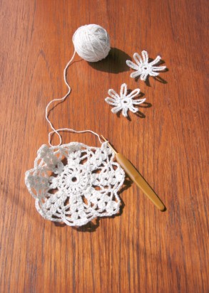 かぎ針で編み物 お花のモチーフで作る可愛い小物 編み物 Com